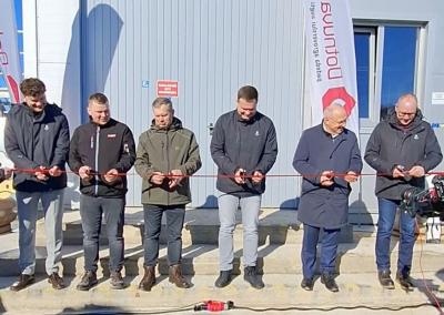 Karvių fermos atidarymo akimirka – kerpama juostelė.